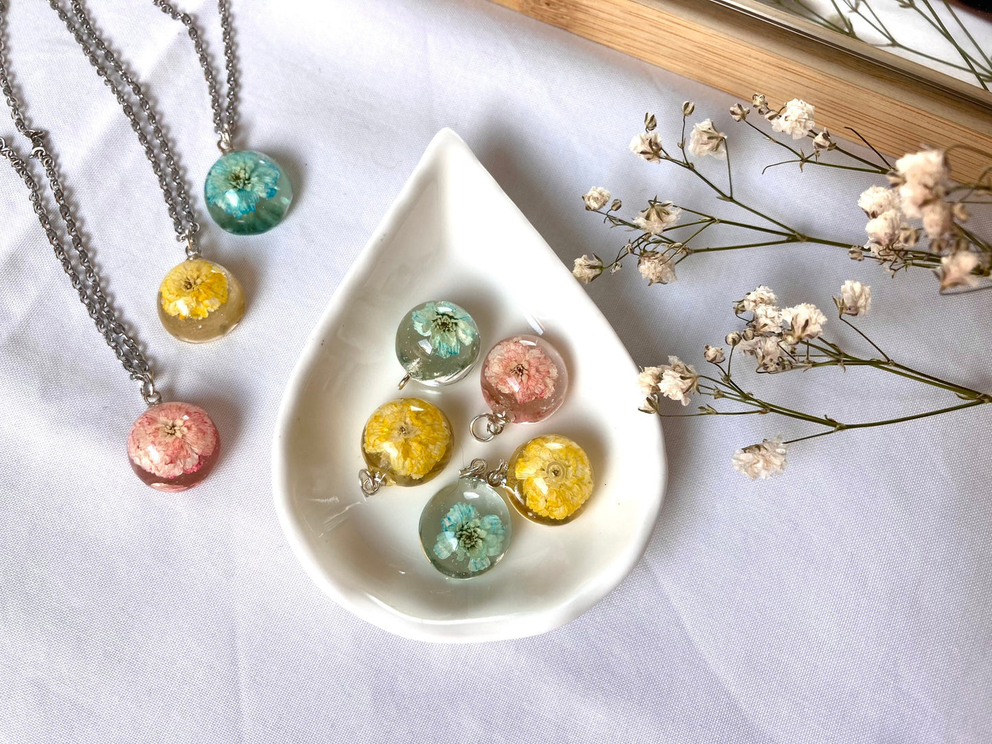 Pressed Ukrainian flowers tiny pendant, Resin pendant, Tiny circle flowers pendant, Dried flowers necklace, gift for mom