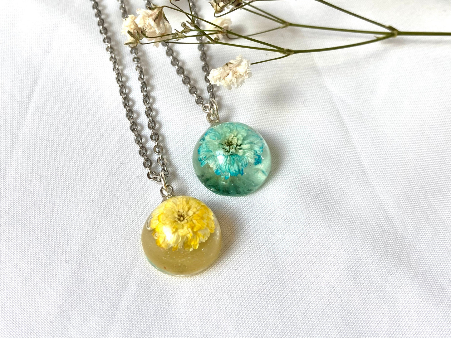 Pressed Ukrainian flowers tiny pendant, Resin pendant, Tiny circle flowers pendant, Dried flowers necklace, gift for mom